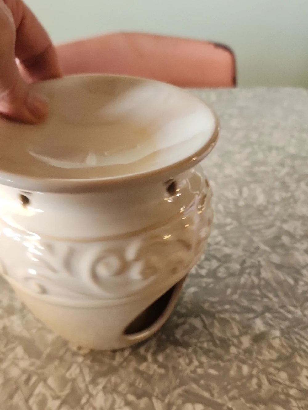 Yankee Candle Cream Decorative Ceramic Warmer with Scroll Motif
